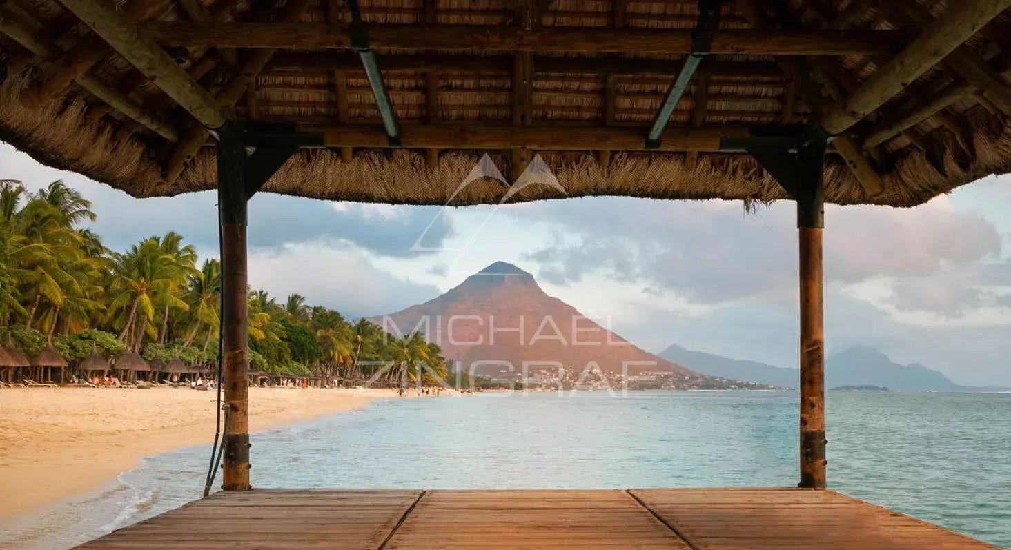 Vue panoramique à Tamarin Vue sur la plage et la montagne depuis un abri en bois à Tamarin