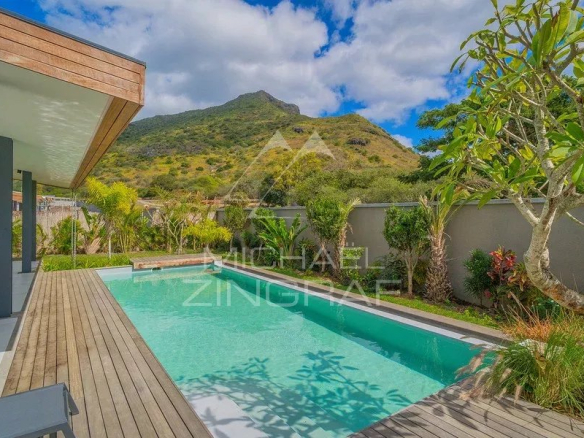 Villa moderne avec piscine à débordement entourée de verdure à Tamarin.
