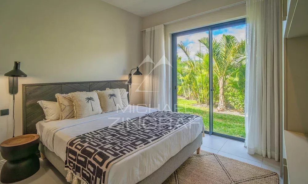 Chambre de la Villa Clusia à Tamarin Chambre moderne avec lit double et vue sur le jardin tropical à Tamarin.