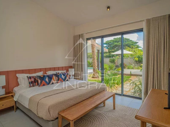 Chambre d'une villa contemporaine avec accès à un espace extérieur verdoyant à Tamarin.