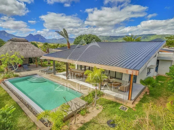 Villa moderne avec piscine à débordement entourée de nature à Tamarin.