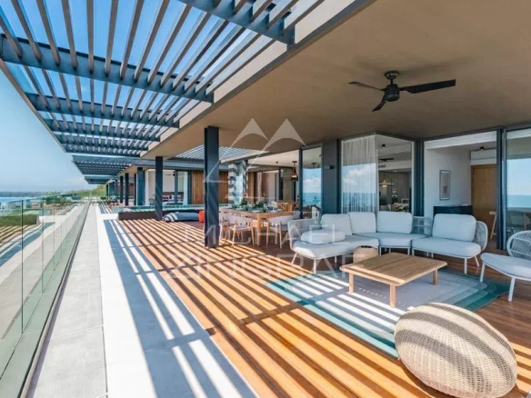 Terrasse d'un appartement avec vue sur l'océan et mobilier moderne à Rivière Noire.
