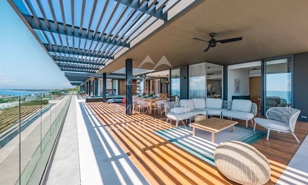 Appartement avec terrasse vue océan Terrasse d'un appartement avec vue sur l'océan et mobilier moderne à Rivière Noire.