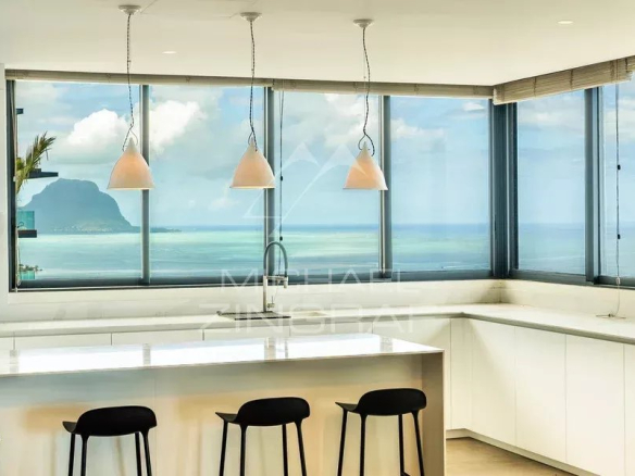 Cuisine moderne avec vue sur l'océan et le Morne, appartement à Rivière Noire.