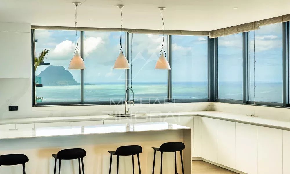 Cuisine avec vue panoramique Cuisine moderne avec vue sur l'océan et le Morne, appartement à Rivière Noire.