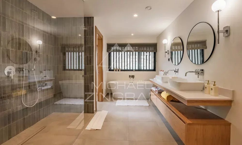 Salle de bain d’un appartement à Rivière Noire Salle de bain moderne avec douche à l'italienne et double vasque.