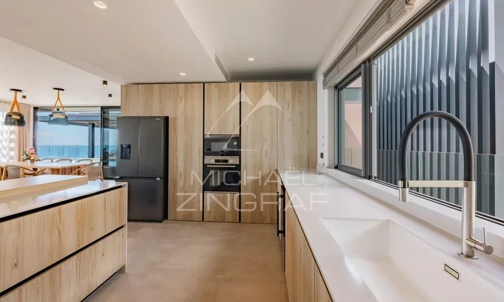 Cuisine d’un appartement avec vue sur l’océan Cuisine moderne d'un appartement avec vue sur l'océan, équipée et lumineuse.