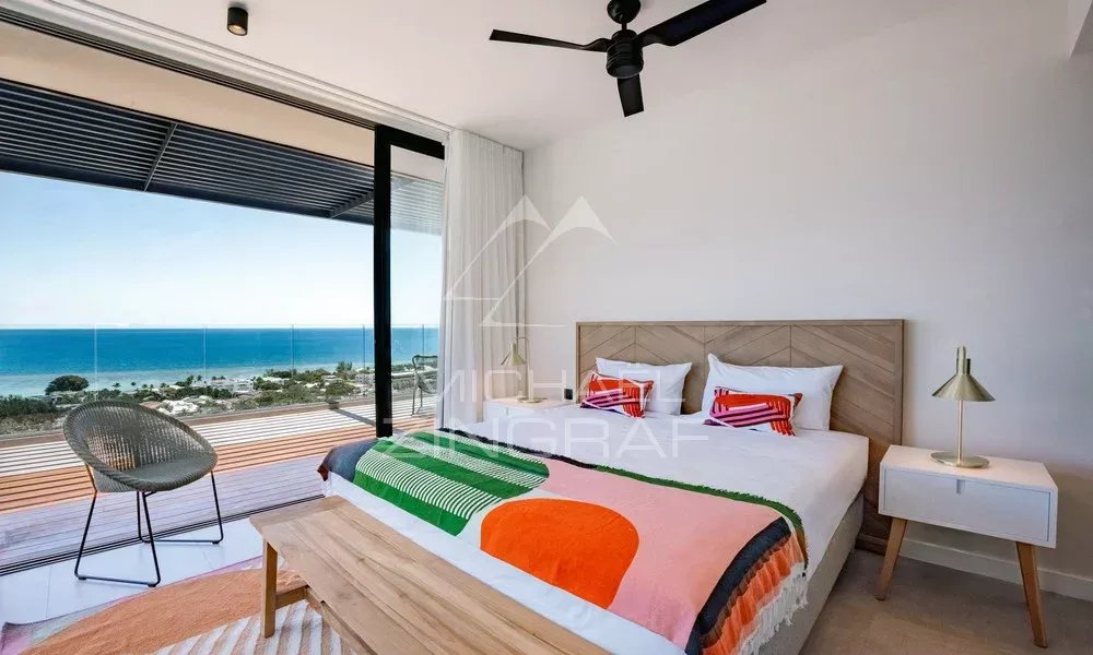Chambre avec vue panoramique sur l’océan Chambre d'appartement avec vue sur l'océan Indien, décor moderne et terrasse.