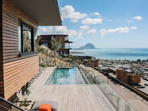 Appartement moderne avec piscine et vue sur l'océan Indien à Rivière Noire.