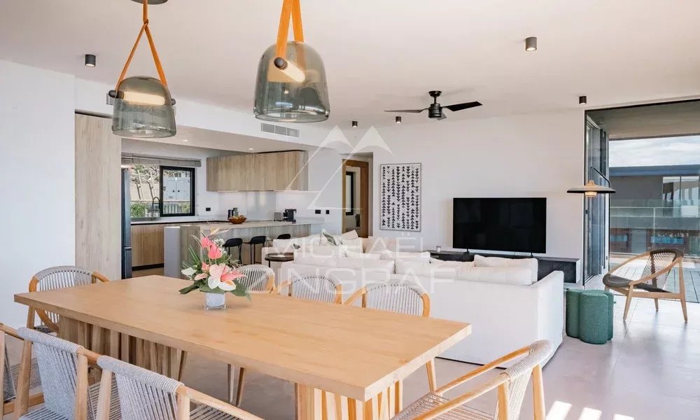 Appartement 3 Chambres à Rivière Noire Intérieur d'un appartement moderne avec salle à manger, salon et cuisine ouverte, vue sur l'océan