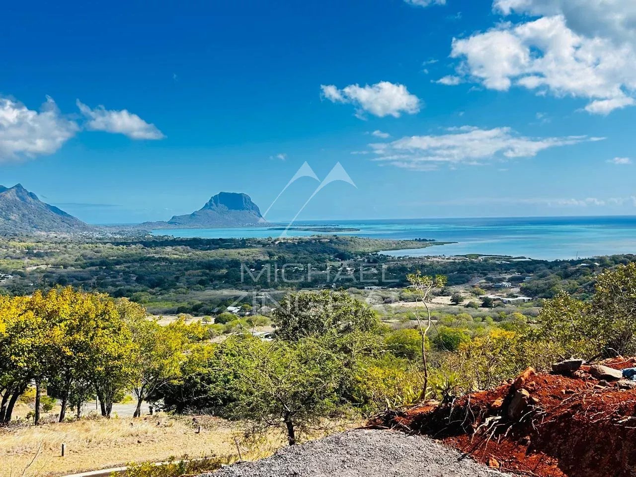 Villa avec vue sur les montagnes Vue panoramique sur les montagnes et la mer depuis une villa à Rivière Noire.
