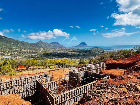 Vue de la construction d'une villa avec montagnes en arrière-plan à Rivière Noire.