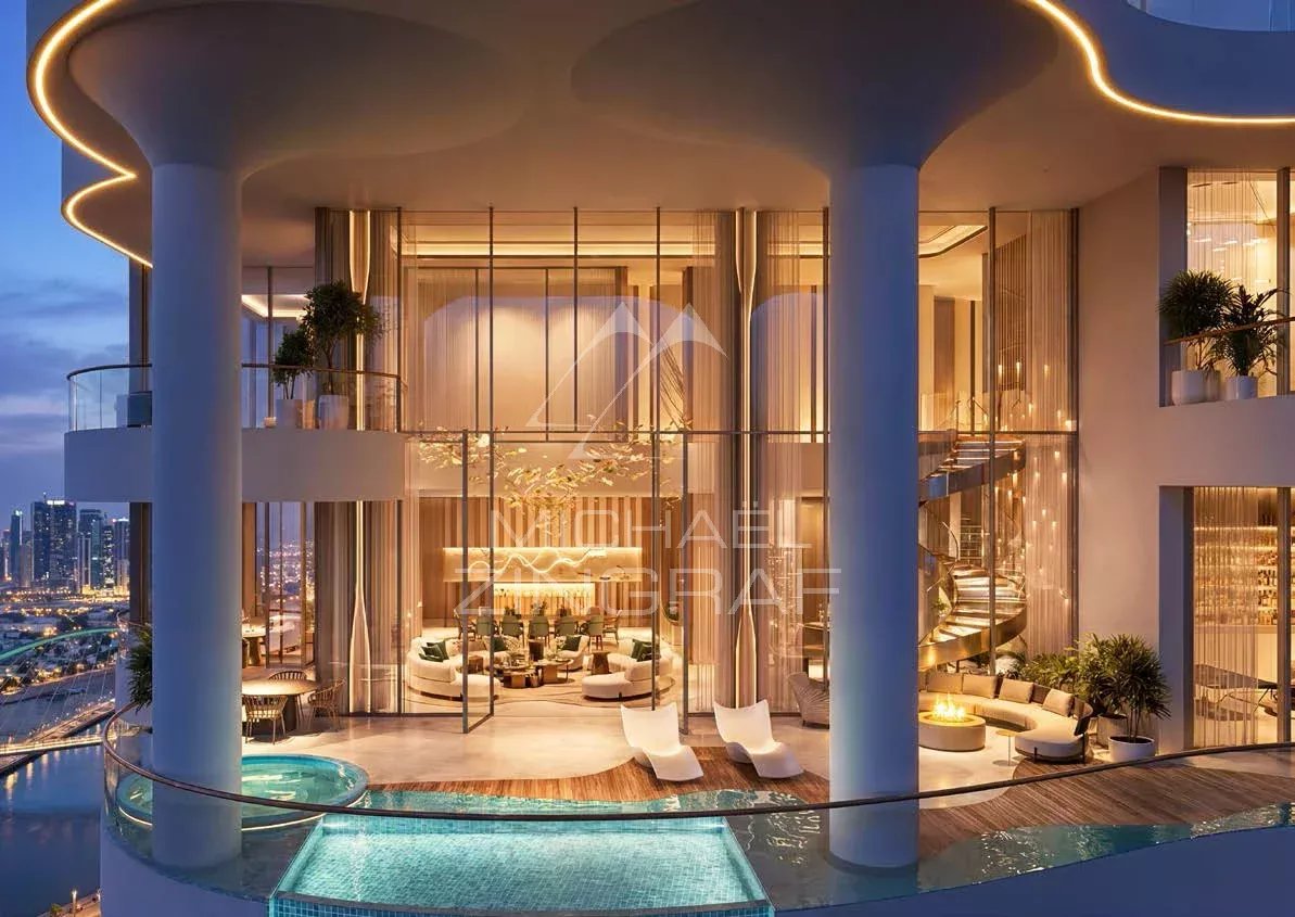Appartement de luxe à Dubaï Terrasse d'un appartement de luxe à Dubaï avec piscine et vue sur la ville