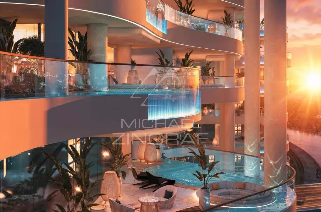 Appartement de luxe à Dubaï Terrasse d'un appartement de luxe à Dubaï avec vue sur le coucher de soleil.