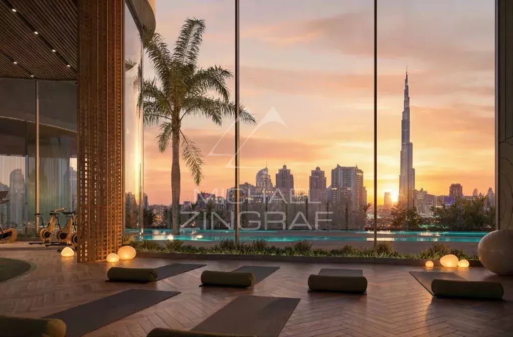 Appartement de luxe à Dubaï Intérieur d'un appartement de luxe à Dubaï avec vue sur la ville et le Burj Khalifa au coucher du soleil.