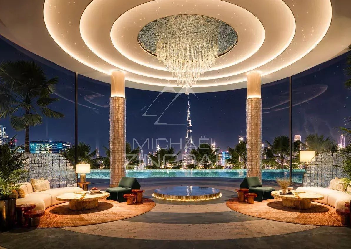 Appartement de luxe à Dubaï Intérieur d'un appartement de luxe à Dubaï avec un salon spacieux et une vue sur la ville.