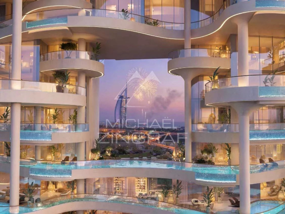 Vue d'un appartement de luxe à Dubaï avec balcons et piscine.