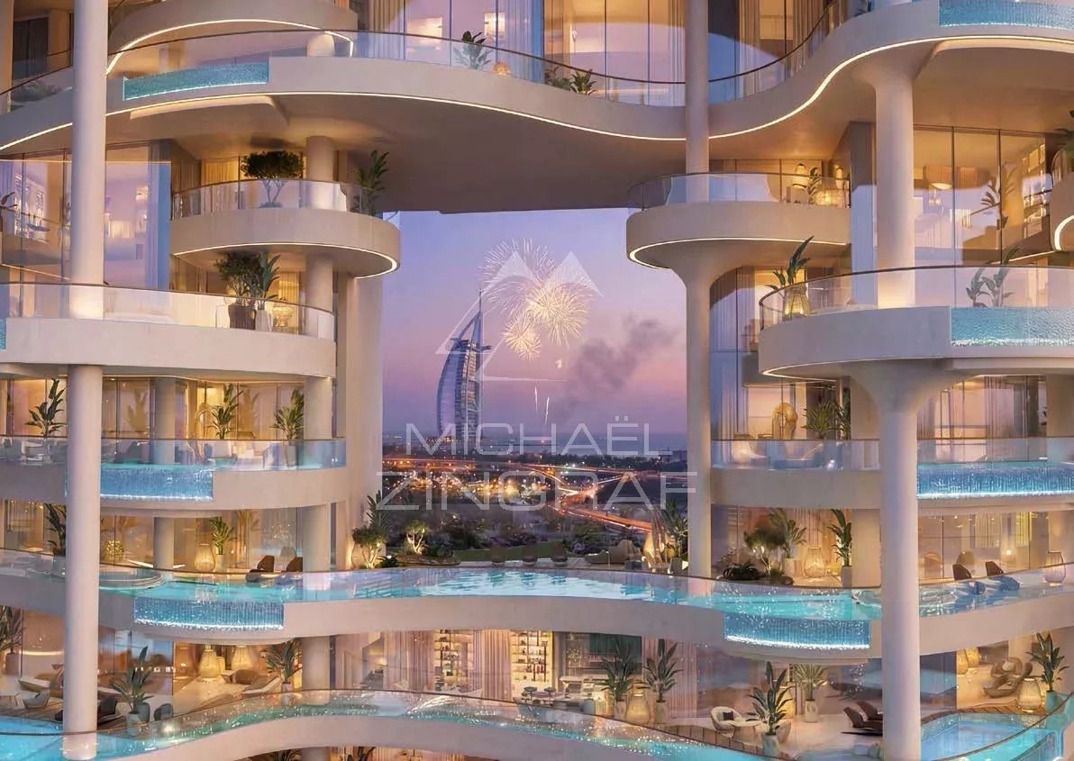 Appartement de luxe à Dubaï Vue d'un appartement de luxe à Dubaï avec balcons et piscine.