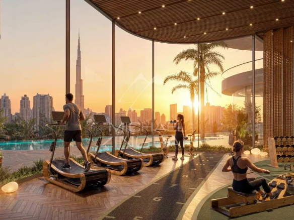 Salle de sport moderne avec vue sur Dubaï, équipements de fitness et lumière naturelle.