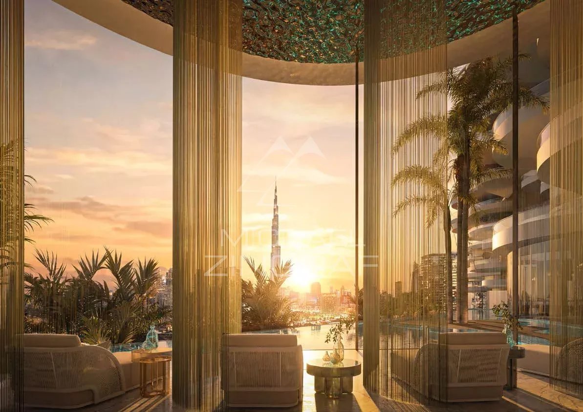 Appartement de luxe à Dubaï Vue intérieure d'un appartement de luxe à Dubaï avec des baies vitrées et un coucher de soleil.