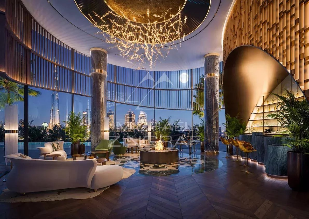 Appartement de luxe à Dubaï Intérieur d'un appartement de luxe à Dubaï avec salon spacieux et vue sur la ville.