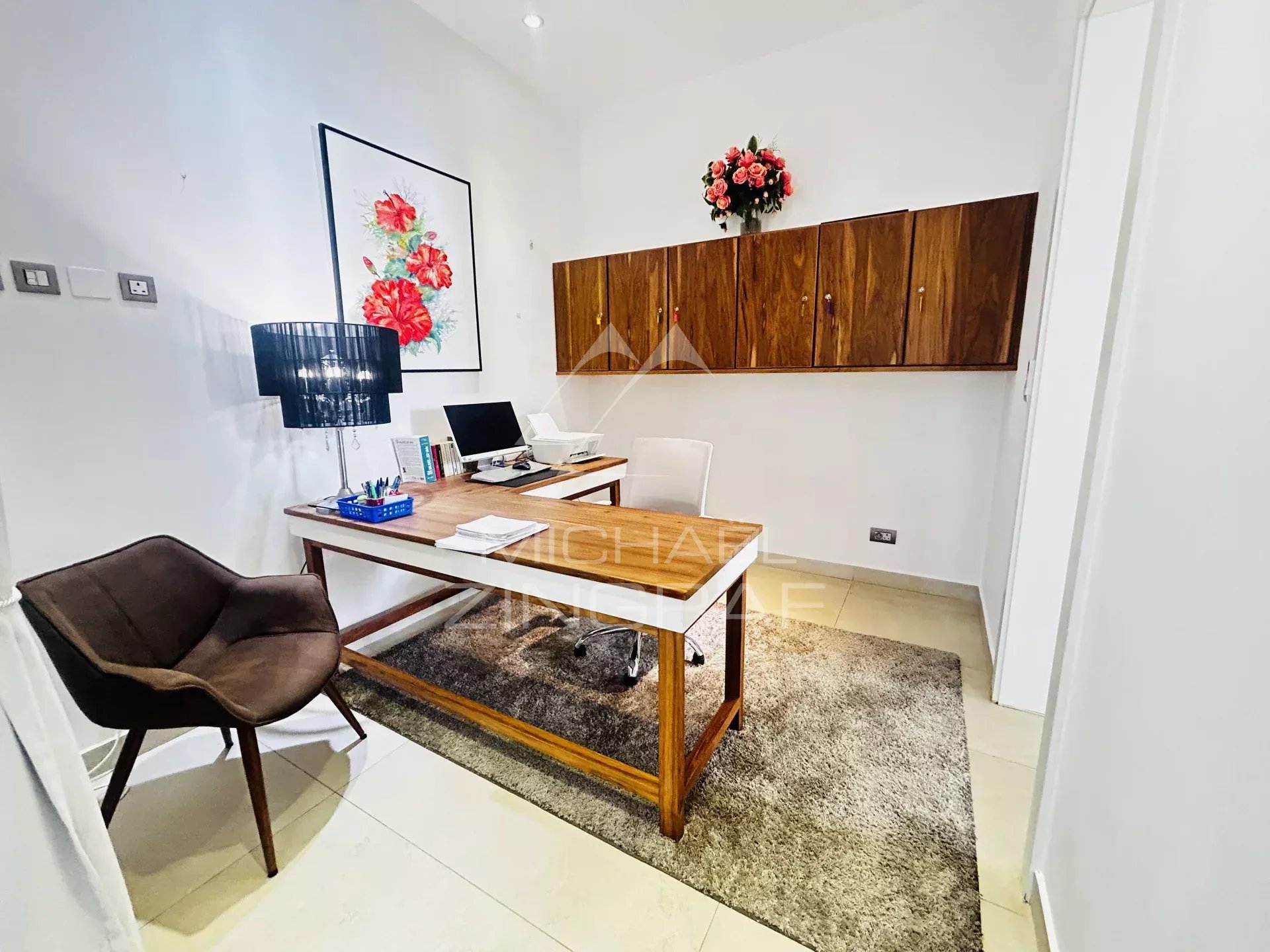 Office in a villa in Pereybère Modern office in a villa in Pereybère, with a wooden desk and a comfortable chair.