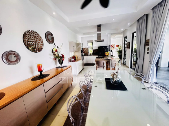 Interior of a modern villa in Pereybère with a large, bright living room and an elegant dining room.