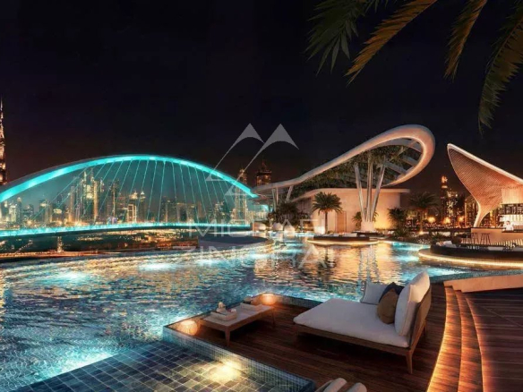 Piscine d'un appartement de luxe à Dubaï avec vue sur la ville illuminée la nuit.