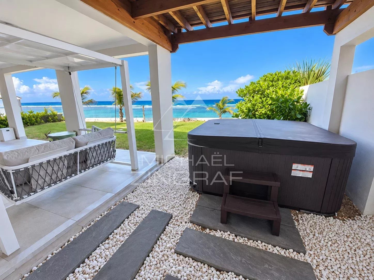 Terrasse d'un appartement avec jacuzzi et vue sur le lagon à Saint-Pierre