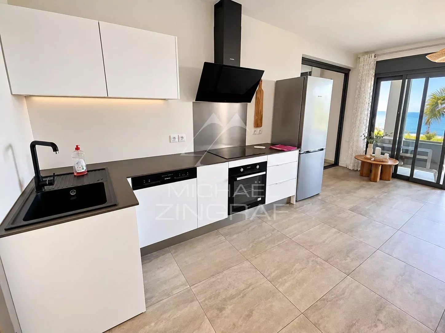 Cuisine moderne d'un appartement avec vue sur le lagon à Saint-Pierre.