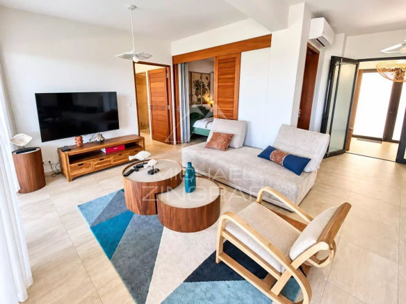 Salon d'un appartement T5 avec mobilier moderne et vue sur le lagon à Saint-Pierre.