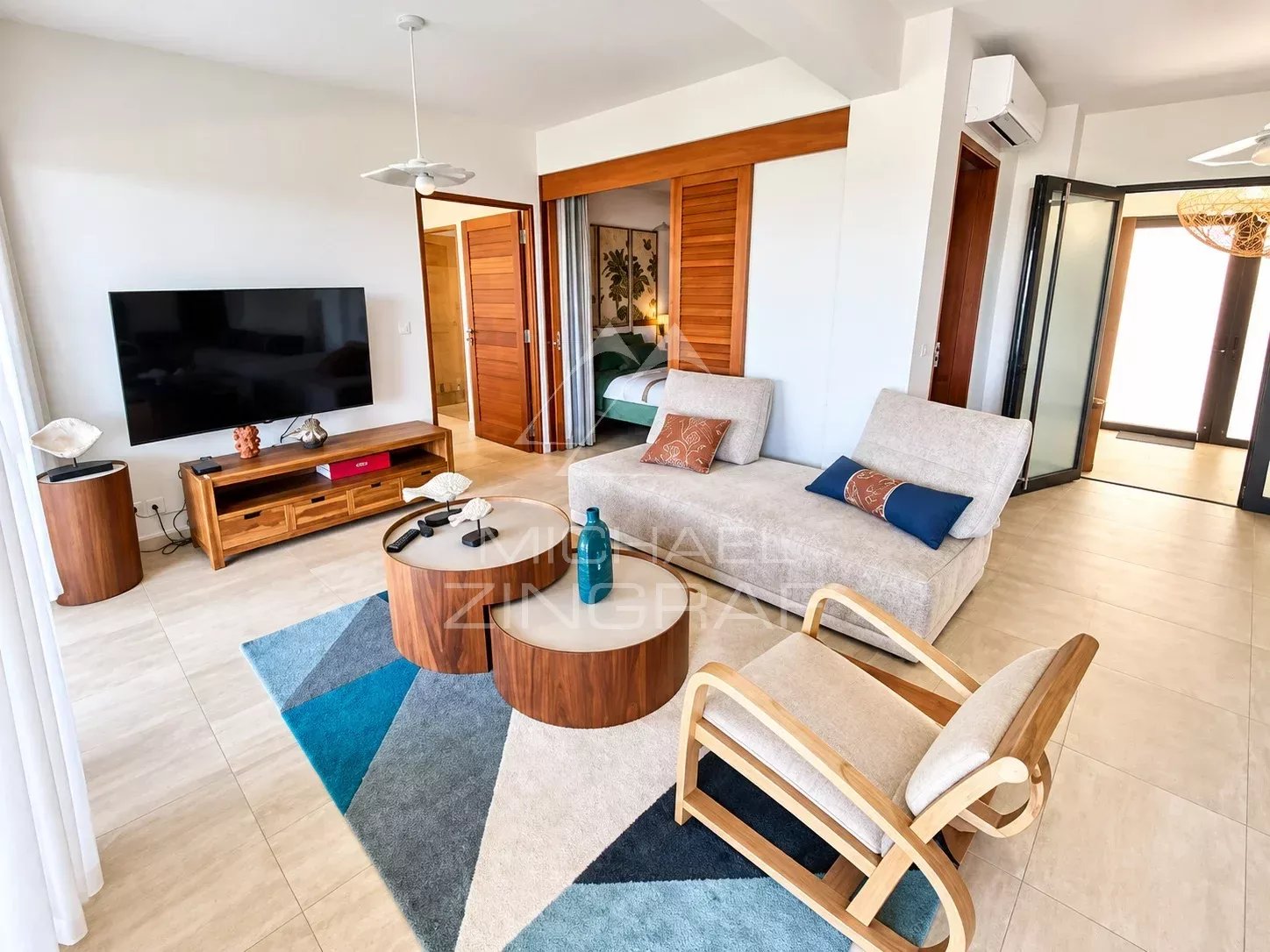 Salon d'un appartement T5 avec mobilier moderne et vue sur le lagon à Saint-Pierre.