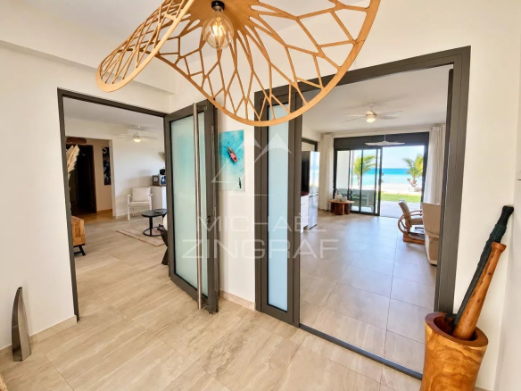 Entrée d'un appartement avec vue sur le lagon à Saint-Pierre, décor moderne et lumineux.