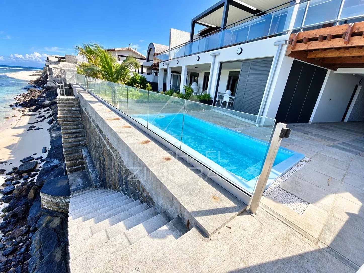 Appartement avec piscine et accès direct au lagon à Saint-Pierre, vue sur la mer.