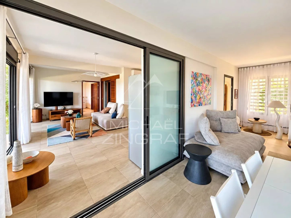 Intérieur d'un appartement moderne avec salon et salle à manger, lumineux et spacieux.