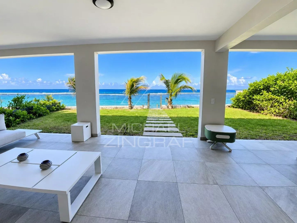 Vue intérieure d'un appartement avec accès direct à un lagon à Saint-Pierre, îles de la Réunion.