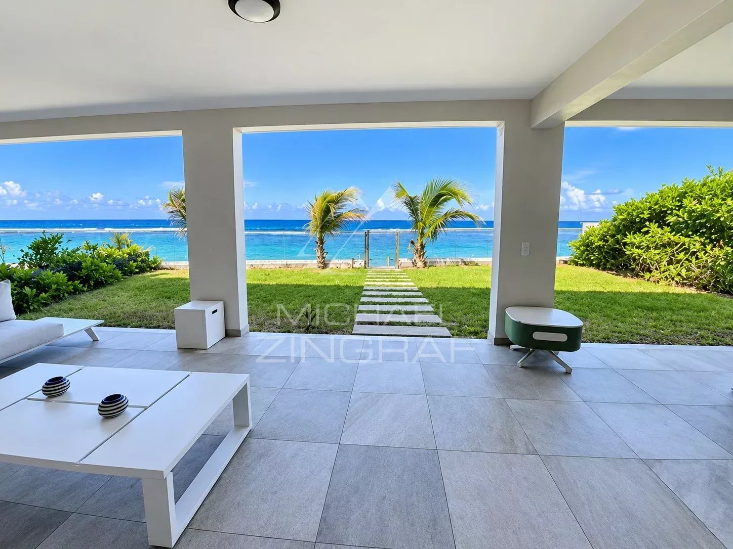 Vue intérieure d'un appartement avec accès direct à un lagon à Saint-Pierre, îles de la Réunion.