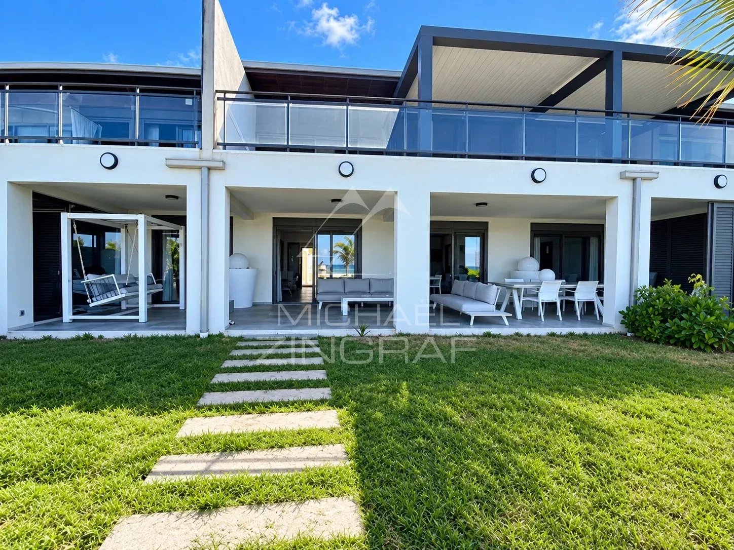 Appartement T5 avec accès au lagon, espace extérieur et vue dégagée à Saint-Pierre.