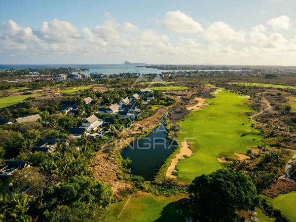 Vue aérienne du golf de Mont Choisy avec des villas en construction à Grand Baie.