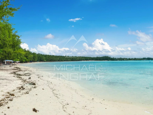 Plage de Mont Choisy à Grand Baie avec sable blanc et eau turquoise