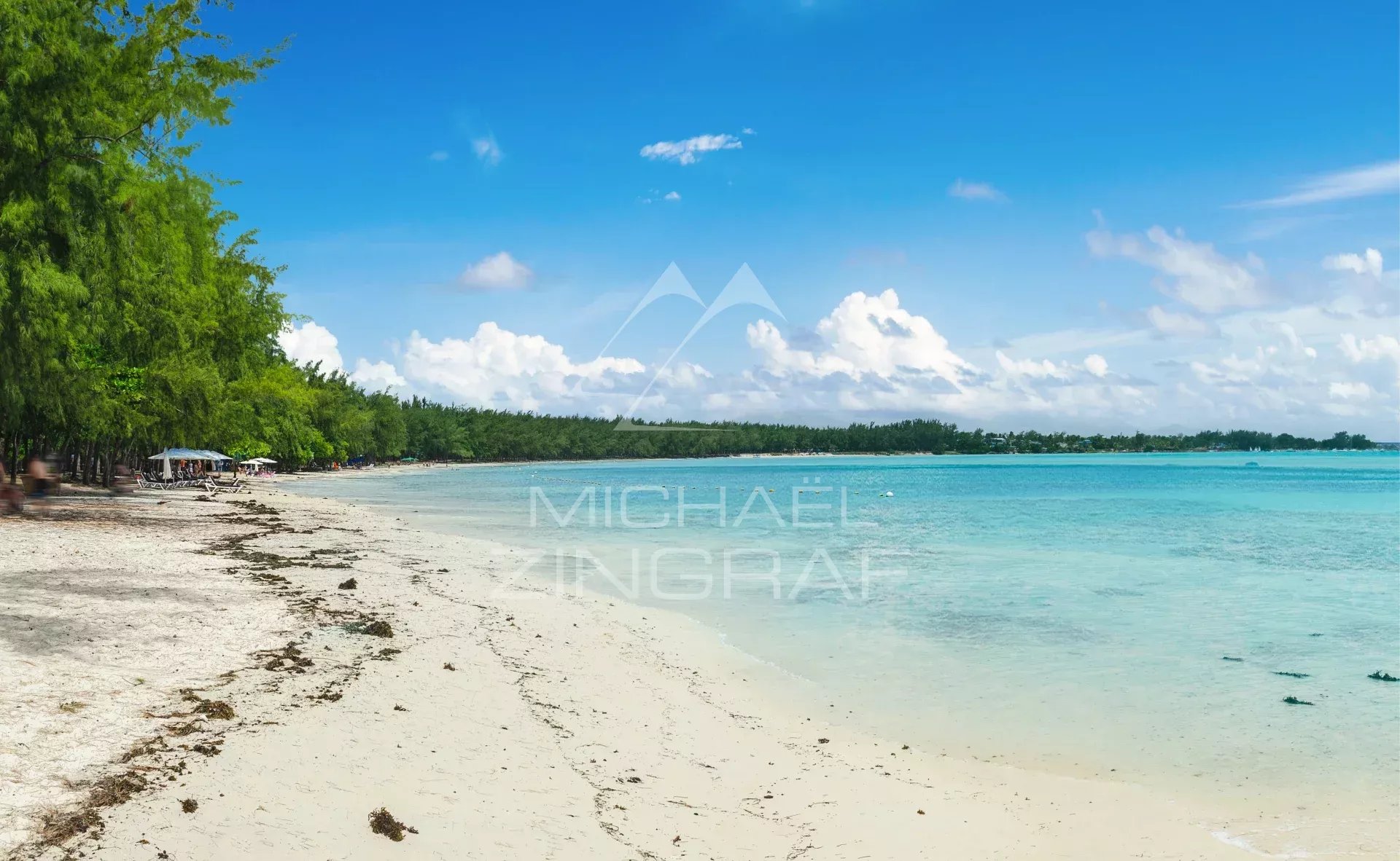 Plage de Mont Choisy à Grand Baie avec sable blanc et eau turquoise