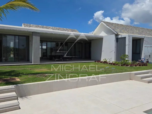 Villa moderne en construction avec jardin et piscine à Mont Choisy Golf, Grand Baie.