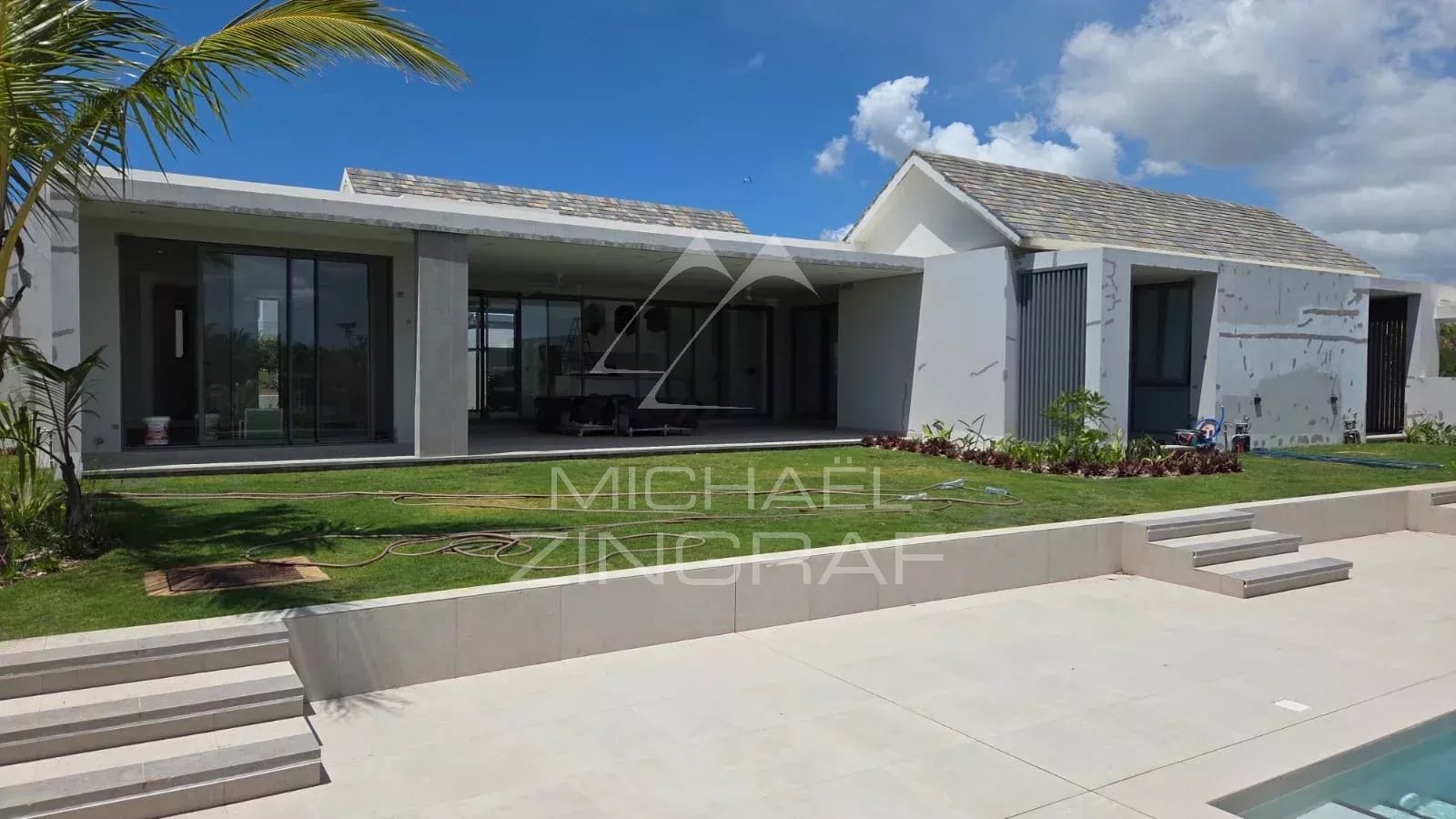 Villa moderne en construction avec jardin et piscine à Mont Choisy Golf, Grand Baie.