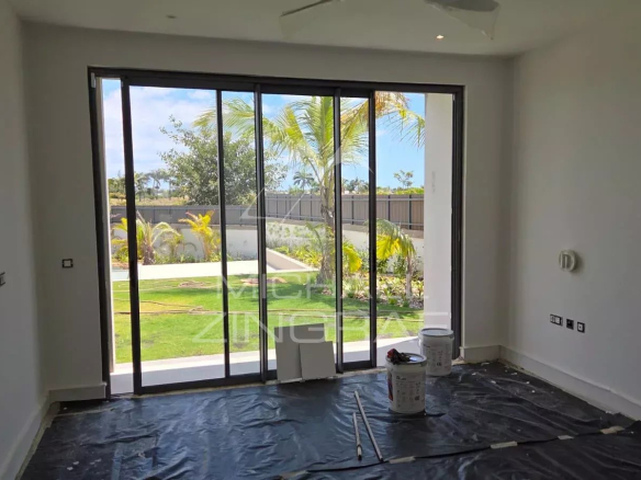 Intérieur d'une villa en construction avec vue sur le jardin à Mont Choisy Golf, Grand Baie.