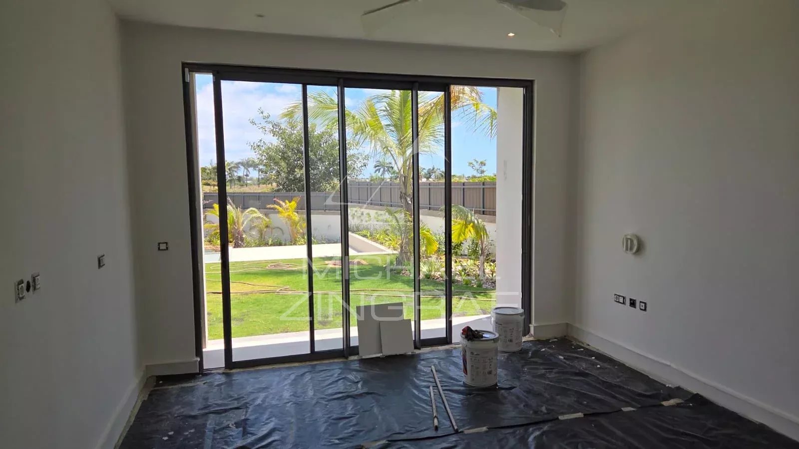 Intérieur d'une villa en construction avec vue sur le jardin à Mont Choisy Golf, Grand Baie.