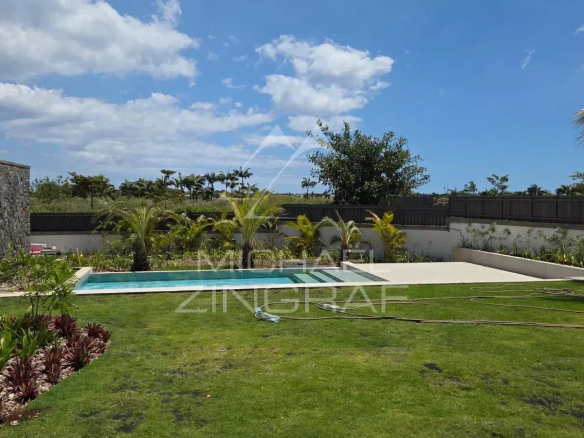 Vue d'une villa en construction avec piscine et jardin à Mont Choisy Golf, Grand Baie.