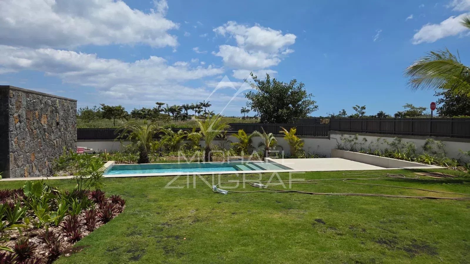 Vue d'une villa en construction avec piscine et jardin à Mont Choisy Golf, Grand Baie.