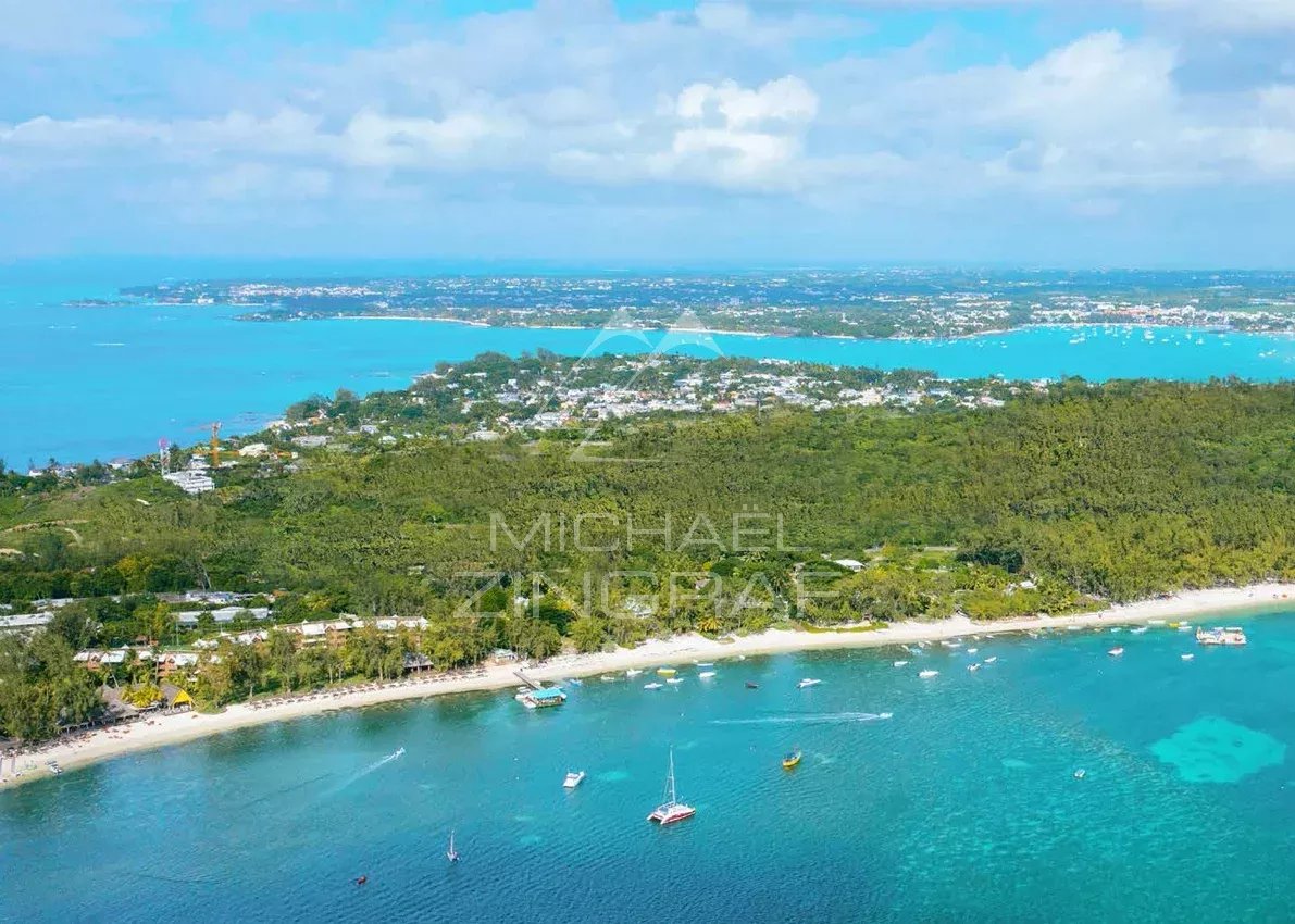 Vue aérienne de Mont Choisy et de la plage à Grand Baie, île Maurice.