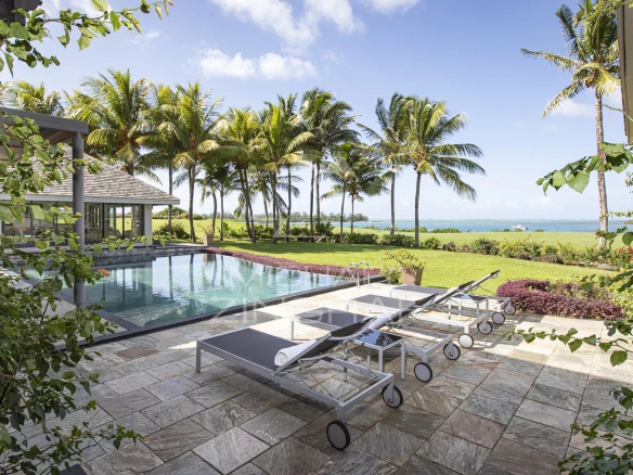 Vue panoramique sur le lagon et le golf depuis la villa Lunea à Beau Champ, Île Maurice.