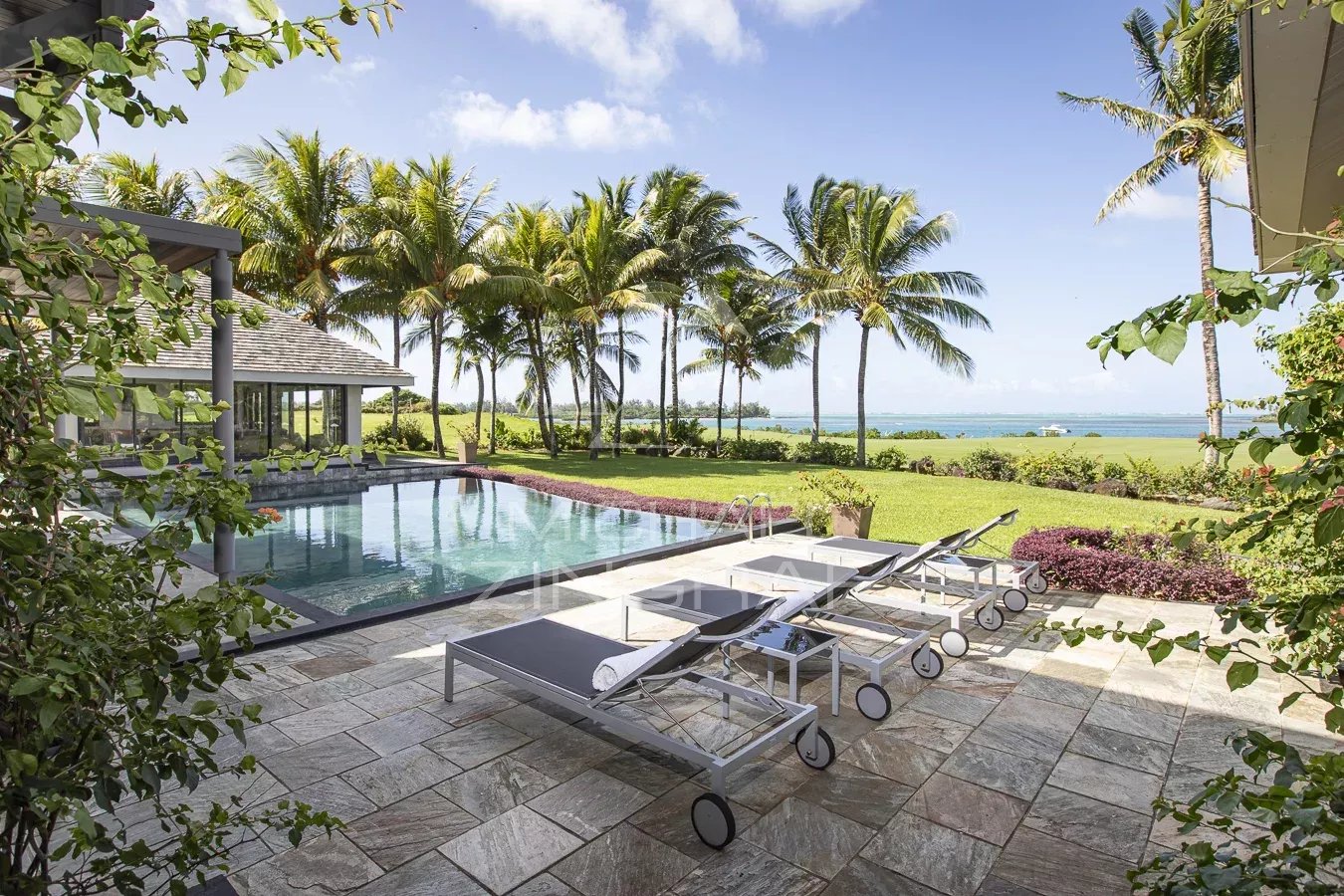 Villa Lunea à Beau Champ Vue panoramique sur le lagon et le golf depuis la villa Lunea à Beau Champ, Île Maurice.